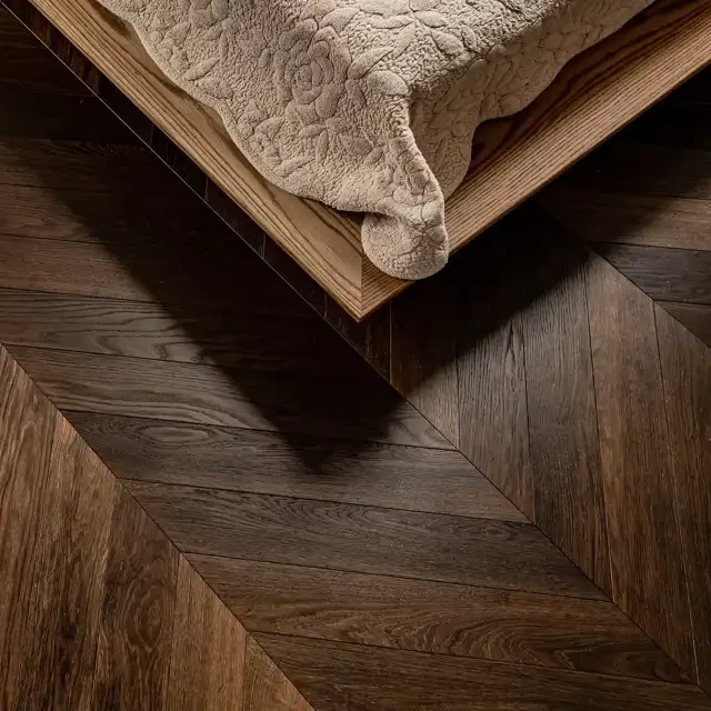 Parquet rovere scuro a spina di pesce dettagliato - Hausfloor