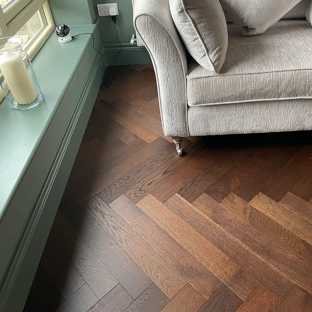 Parquet rovere scuro a spina di pesce - Hausfloor