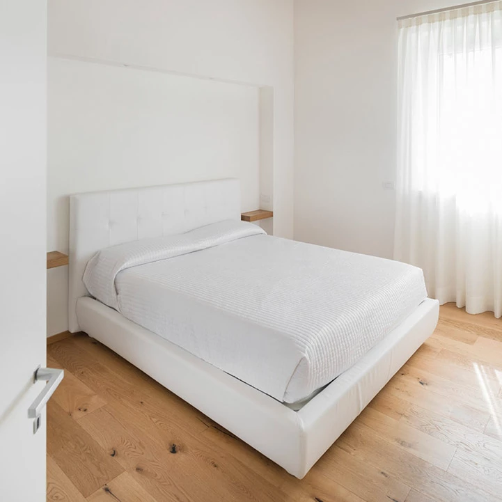 Parquet spazzolato chiaro in camera da letto - Hausfloor Brescia Bergamo Milano